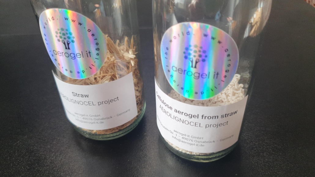 Cellulose aerogel directly from straw